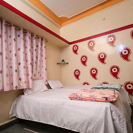 Rai Guest House Уджайн Екстериор снимка