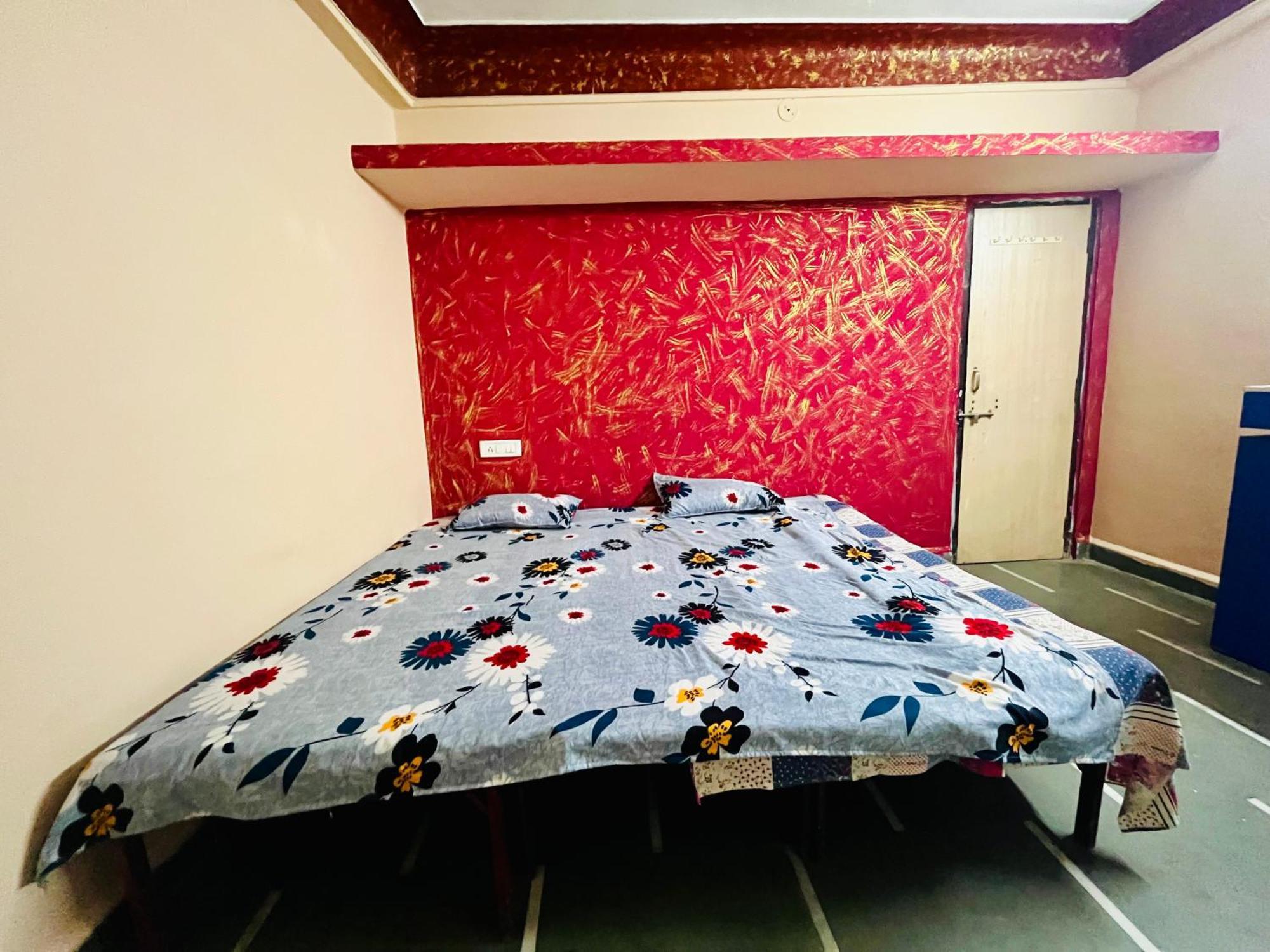 Rai Guest House Уджайн Екстериор снимка