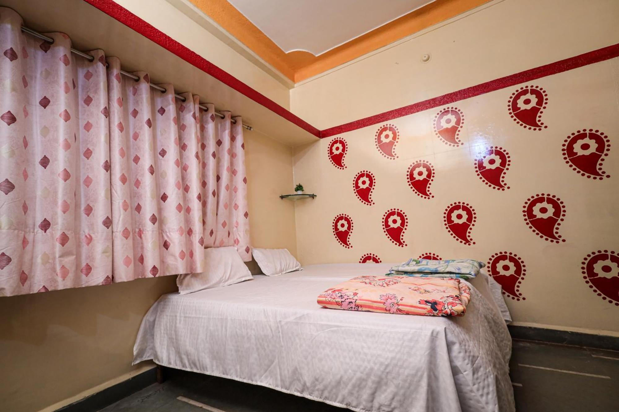 Rai Guest House Уджайн Екстериор снимка